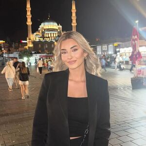 "RASTURILA JOJ BRAK, PA UKRALA MUZIČARA OD ŽENE I DECE": Nju zovu "RASTURAČICOM BRAKOVA" na estradi, afera odjekuje