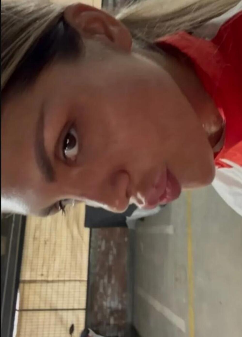 NAJSKANDALOZNIJA VODITELJKA PINKA OVIH DANA POKAZALA PRAVO LICE! Mokra do kože - priče o OŽENJENOM je ne dotiču