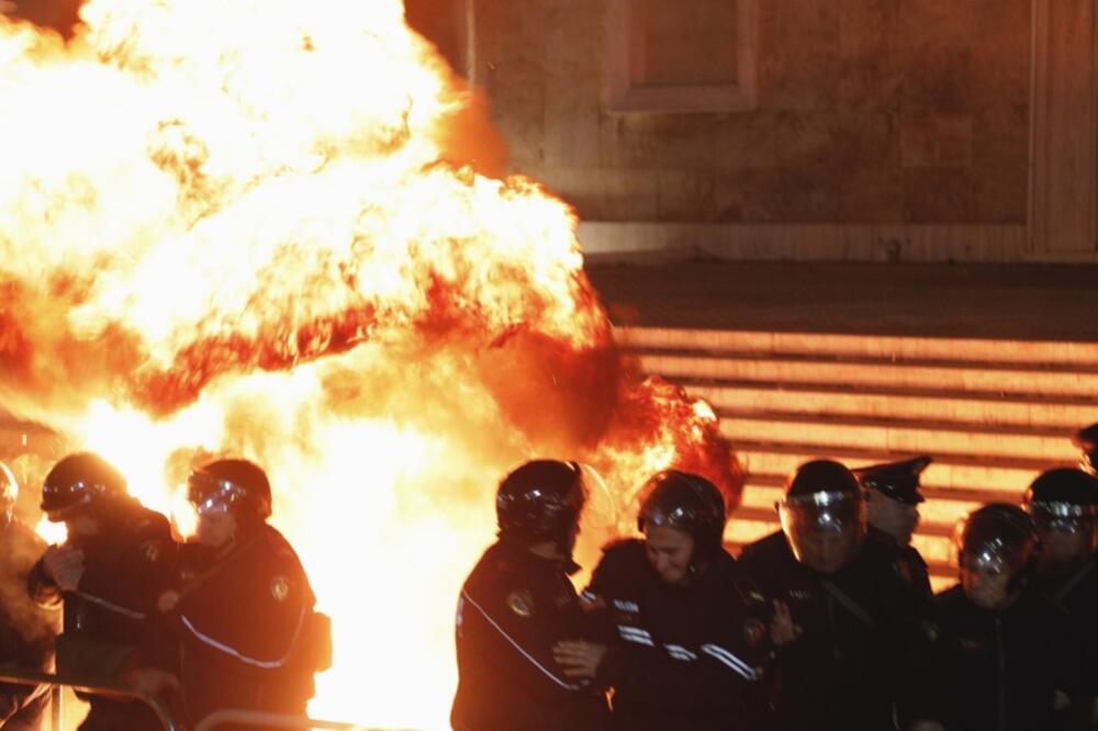 Pogledajte fotografije neviđenog haosa u Tirani: Demonstranti pokušali da spale Ramin kabinet, nacija na nogama!
