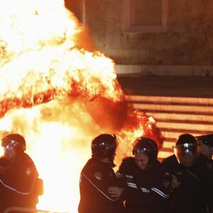 Pogledajte fotografije neviđenog haosa u Tirani: Demonstranti pokušali da spale Ramin kabinet, nacija na nogama!