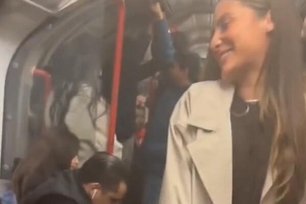 MUŠKARCI SEDE I "DRNDAJU" TELEFON: Devojka u prevozu izgovorila rečenicu zbog koje bruji internet (VIDEO)