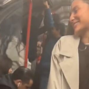 MUŠKARCI SEDE I "DRNDAJU" TELEFON: Devojka u prevozu izgovorila rečenicu zbog koje bruji internet (VIDEO)