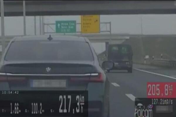 Neverovatna akcija presretača na autoputu! Jurili bahatog vozača BMW-a, kamere se zacrvenele od brzine! (FOTO)