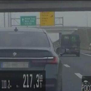 Neverovatna akcija presretača na autoputu! Jurili bahatog vozača BMW-a, kamere se zacrvenele od brzine! (FOTO)