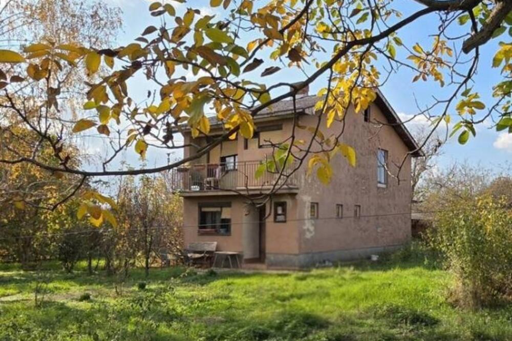 Dragan prodaje kuću od 40 kvadrata za 39.000 evra! Nalazi se na velikom placu u prirodi, ima grejanje, nameštena je