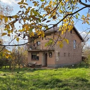 Dragan prodaje kuću od 40 kvadrata za 39.000 evra! Nalazi se na velikom placu u prirodi, ima grejanje, nameštena je