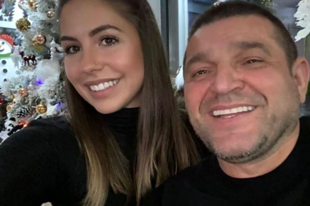 Otac i ćerka poziraju nasmejani