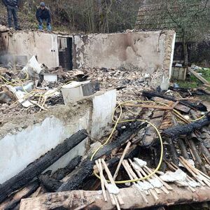 "Za deset minuta nestao je ceo život, ni kašika nije ostala&ldquo; Milojku usred noći cela kuća izgorela do temelja! FOTO