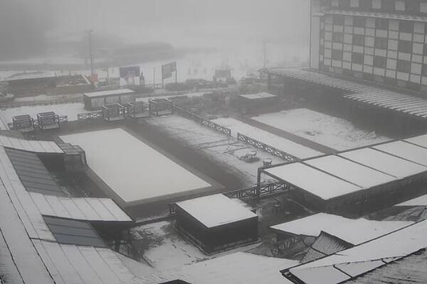 Zimska idila širom Srbije - sneg veje li veje: Ne prestaje da pada, putevi zavejani - prizori kao iz bajke (FOTO)