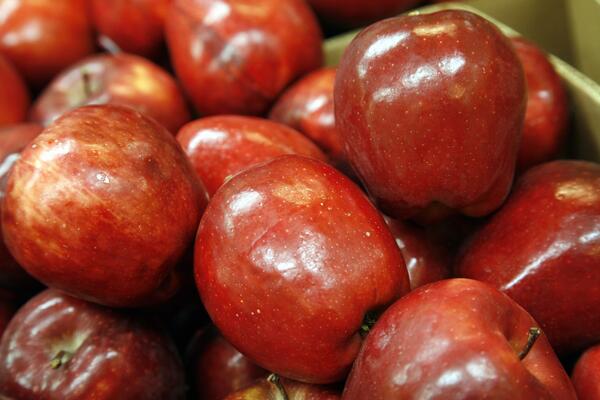 NOVI SRPSKI PARADOKS, PRODAJU SE NOVOGODIŠNJE JABUKE NA KOMAD: Jedna košta 140 dinara, pogledajte kakva je! (FOTO)