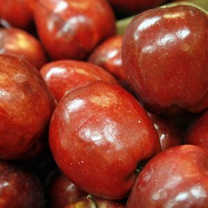 NOVI SRPSKI PARADOKS, PRODAJU SE NOVOGODIŠNJE JABUKE NA KOMAD: Jedna košta 140 dinara, pogledajte kakva je! (FOTO)