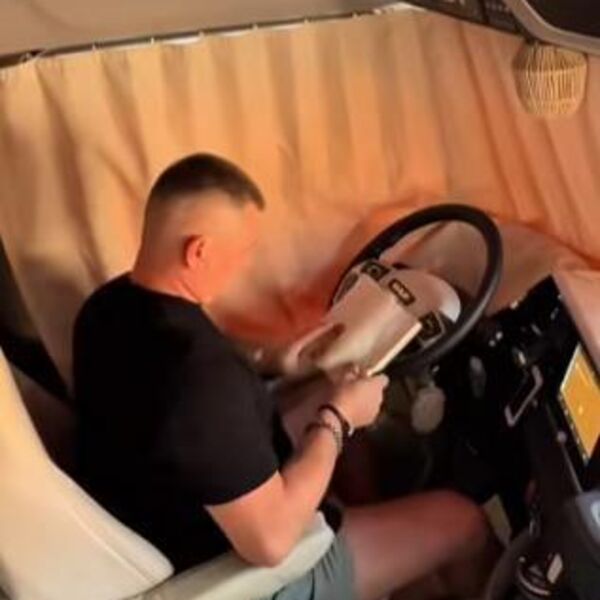 ŠOFERSKA KABINA BOLJA OD HOTELA SA 5 ZVEZDICA! Prelazi hiljade kilometara, a iz kamiona NE MORA DA IZLAZI (VIDEO)