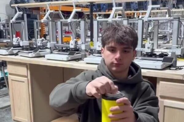 Ima samo 18 godina, a zarađuje 300.000 dolara mesečno! Uspeo je u onome o čemu mnogi sanjaju, evo i kako!