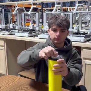 Ima samo 18 godina, a zarađuje 300.000 dolara mesečno! Uspeo je u onome o čemu mnogi sanjaju, evo i kako!