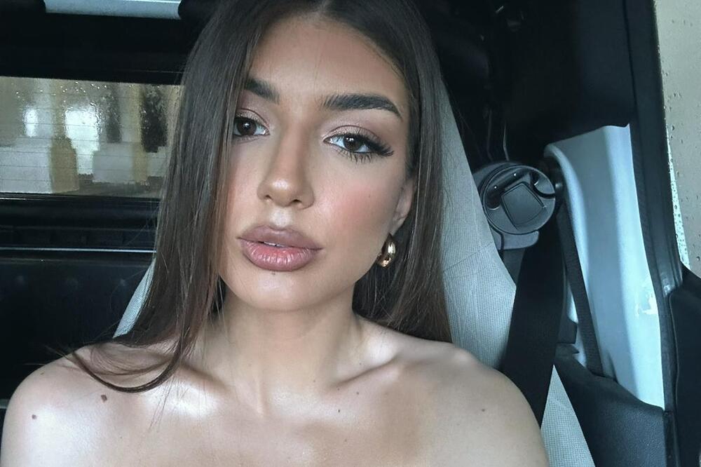 U novogodišnjoj euforiji: Ovako je Jovana Tomić okitila jelku! FOTO