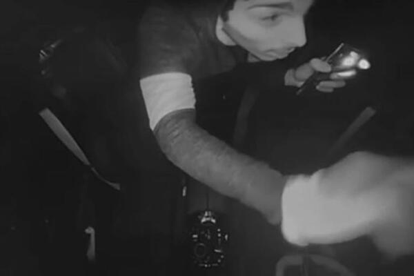 OVAJ ČOVEK OBIJA AUTOMOBILE PO NOVOM SADU! Pojavio se snimak razbojnika u akciji, DOBRO GA POGLEDAJTE! (VIDEO)