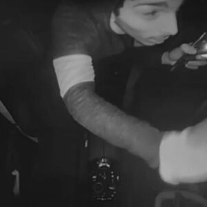 OVAJ ČOVEK OBIJA AUTOMOBILE PO NOVOM SADU! Pojavio se snimak razbojnika u akciji, DOBRO GA POGLEDAJTE! (VIDEO)