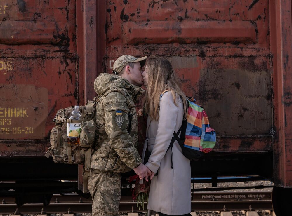 Ukrajinka ispraća momka u vojsku