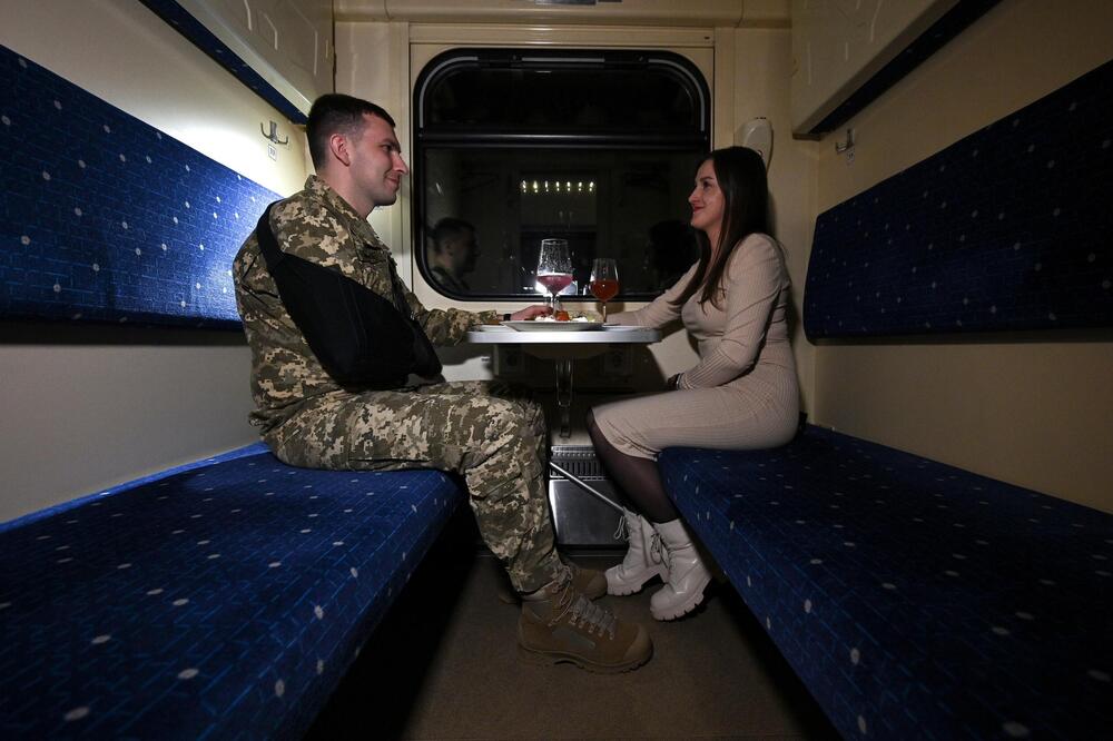 Ukrajinke 'ljubavnim vozom' idu na front da vide muževe: Liju suze dok ih ispraćaju u rat, PRIZORI SU POTRESNI