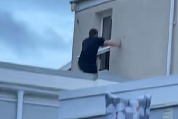 POGLEDAJTE KAKO JE MUŽ UHVATIO ŠVALERA SVOJE ŽENE: Iskače kao spajdermen kroz prozor, a onda KARMA čini svoje!
