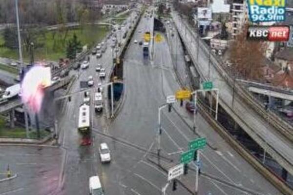 BEOGRAD SE VEĆ POLAKO PRAZNI: Nigde nema zastoja, VOZILA SAMO PIČE - prizor koji se retko VIĐA, ali se PAMTI (FOTO)
