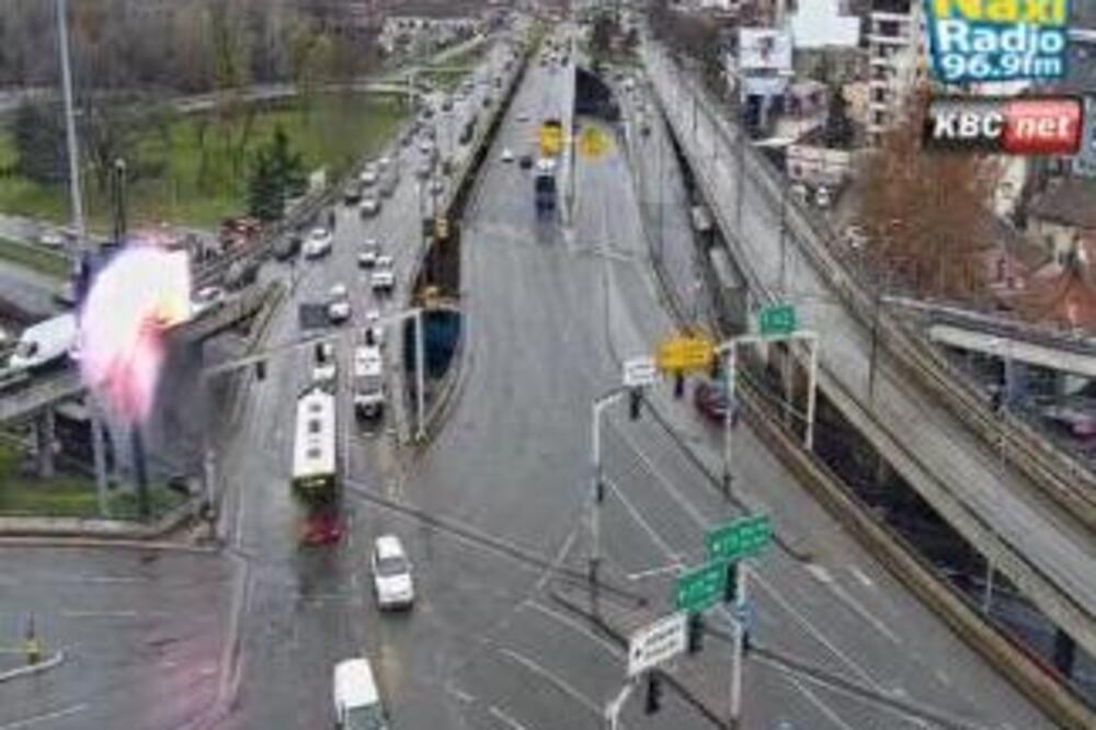 BEOGRAD SE VEĆ POLAKO PRAZNI: Nigde nema zastoja, VOZILA SAMO PIČE - prizor koji se retko VIĐA, ali se PAMTI (FOTO)