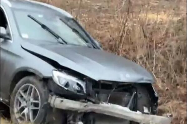 SRPSKI PEVAČ DOŽIVEO STRAŠNU SAOBRAĆAJNU NESREĆU! Auto SMRSKAN, slike sa lica mesta su jezive