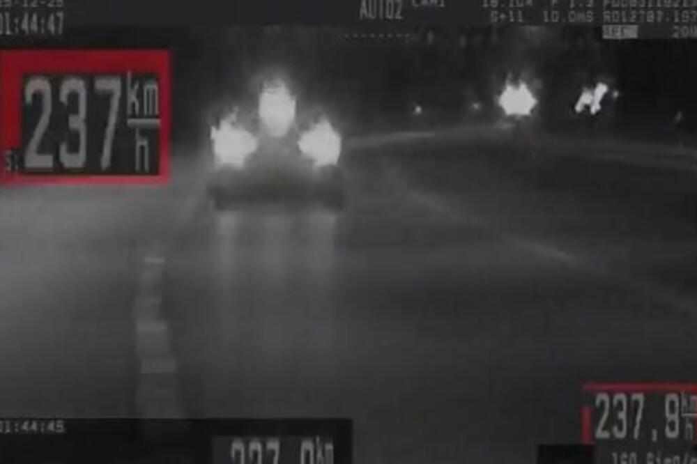 Vozio 238 km/h na putu sa ograničenjem 100 u Zemunu bez saobraćajne: Kada je policija videla tablice, novi šok!