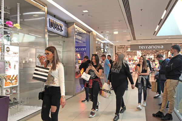 PRODAVALI GLOBUS SA KOSOVOM KAO ZASEBNOM DRŽAVOM USRED BEOGRADA! Kada su shvatili, usledila je munjevita reakcija