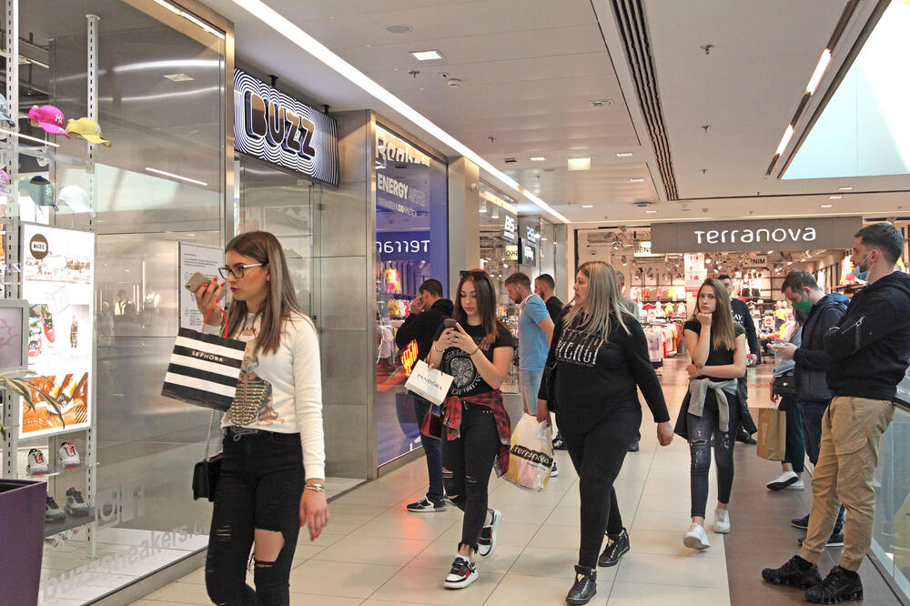 PRODAVALI GLOBUS SA KOSOVOM KAO ZASEBNOM DRŽAVOM USRED BEOGRADA! Kada su shvatili, usledila je munjevita reakcija