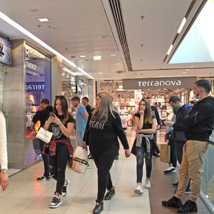 PRODAVALI GLOBUS SA KOSOVOM KAO ZASEBNOM DRŽAVOM USRED BEOGRADA! Kada su shvatili, usledila je munjevita reakcija