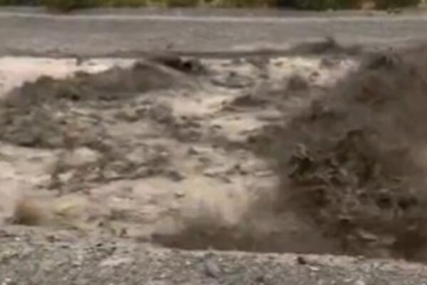 SNAŽNA OLUJA NA BOŽIĆ: Stotine ljudi evakuisano zbog bujičnih poplava, proglađeno vanredno stanje! (FOTO)