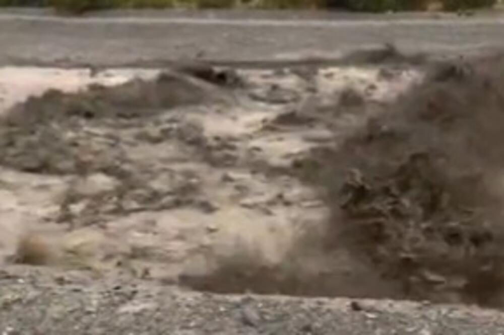 SNAŽNA OLUJA NA BOŽIĆ: Stotine ljudi evakuisano zbog bujičnih poplava, proglađeno vanredno stanje! (FOTO)