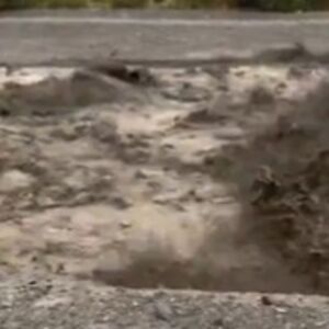 SNAŽNA OLUJA NA BOŽIĆ: Stotine ljudi evakuisano zbog bujičnih poplava, proglađeno vanredno stanje! (FOTO)