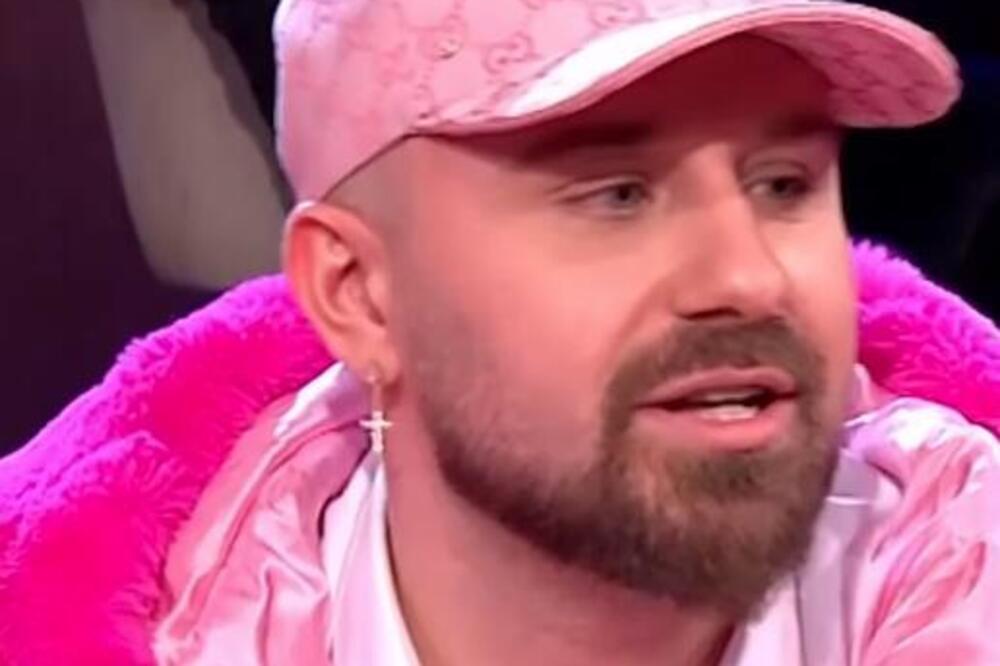 PRAVDAO SE DA NIJE GEJ, A RAŠIRIO NOGE U SUKNJI! Pevač napravio SKANDAL u Amidžiju, SEVNUO ŠOK PRIZOR