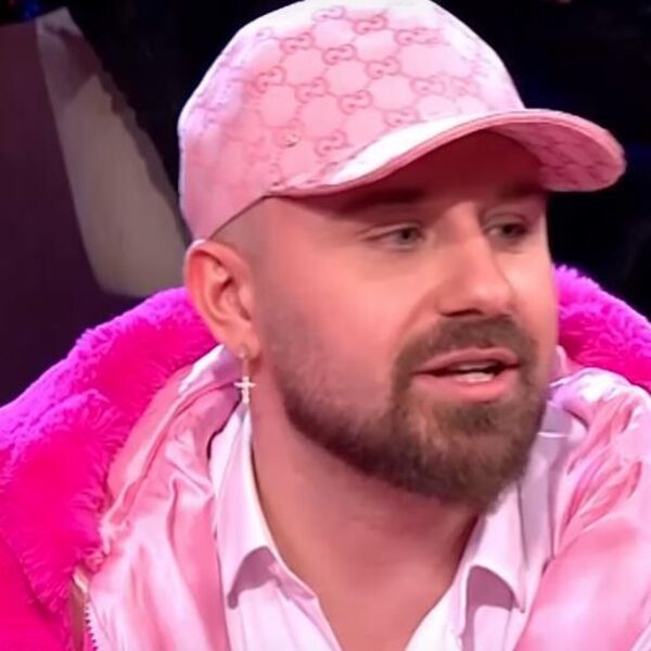 PRAVDAO SE DA NIJE GEJ, A RAŠIRIO NOGE U SUKNJI! Pevač napravio SKANDAL u Amidžiju, SEVNUO ŠOK PRIZOR