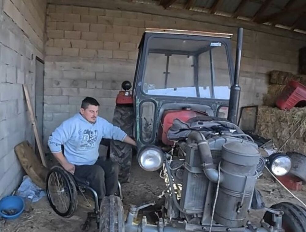 Milenko pored traktora