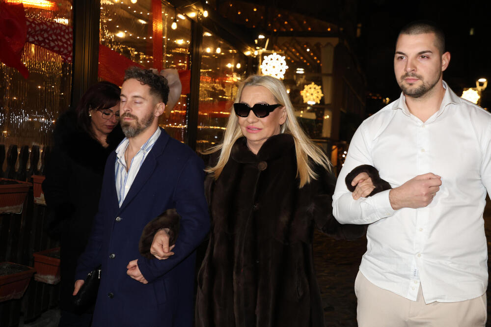 ŠOK POJAVLJIVANJE VESNE ZMIJANAC POSLE 3 STENTA! Dvojica je drže da ne PADNE, lekari kad budu ovo videli...