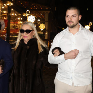 OVAKO IZGLEDA VESNA ZMIJANAC NAKON UGRADNJE 3 STENTA! Dvojica je pridržavaju, njen potez ŠOKIRAO