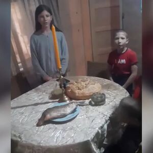 DECA IZ SOPOTA NA STOLU IMALA SAMO RIBU I POGAČU: Amerikanci ih žive izvređali na Instagramu, a onda OBRT GODINE!