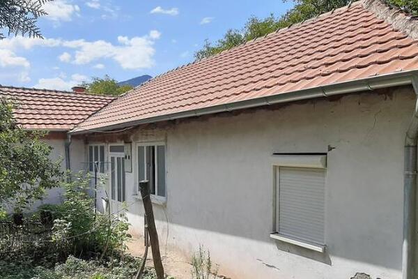 Prodaje se slatka kuća od 110 kvadrata za jako male pare: Ima pomoćne objekte i idealna je lokacija (FOTO)