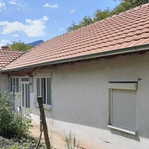 Prodaje se slatka kuća od 110 kvadrata za jako male pare: Ima pomoćne objekte i idealna je lokacija (FOTO)