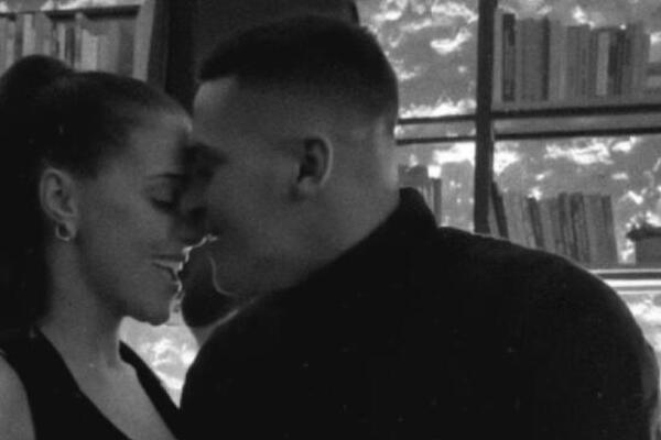 OSVANULA INTIMNA FOTKA PEVAČICE KOJA JE "PREOTELA" DEČKA SVOJOJ KOLEGINICI! Ne skidaju se jedno sa drugoga