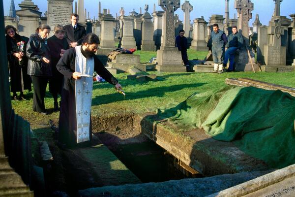 SRBIN SE RAZBIO KAO LETVA OD ALKOHOLA NA SAHRANI, LUDOVAO PO KAPELI: Onda je uradio nešto od čega su svi ZANEMELI!