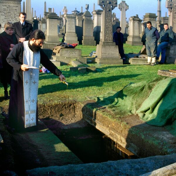 SEOSKI OBIČAJ KOJI LEDI KRV U ŽILAMA! Rođak u odelu MRTVACA hoda po kući i PONAVLJA OVO&ndash; ritual koji šokira Srbiju!