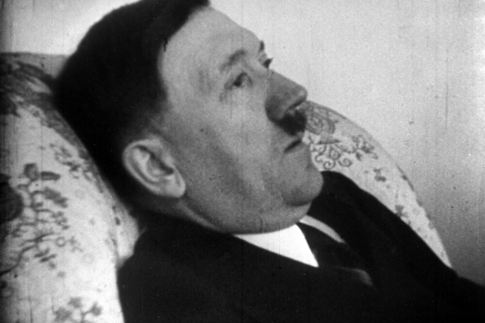 UKOČENA FACA, SAVIJENA GLAVA, PRAZAN POGLED I BEZNAĐE: Poslednja slika Hitlera, par sati kasnije bio je MRTAV! FOTO