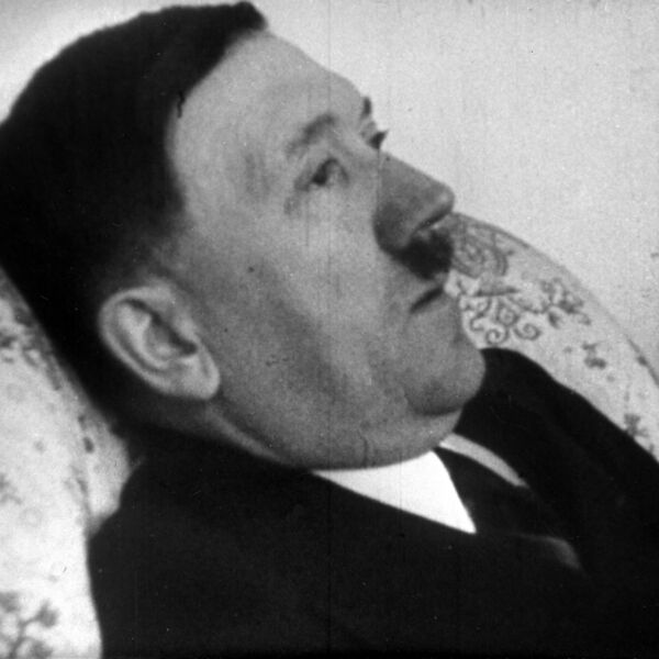 UKOČENA FACA, SAVIJENA GLAVA, PRAZAN POGLED I BEZNAĐE: Poslednja slika Hitlera, par sati kasnije bio je MRTAV! FOTO