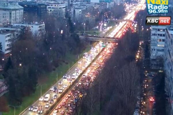 Nepregledne kolone, vozila stoje u mestu! Ovog petka je popodnevni špic poranio, ovde je najkritičnije!