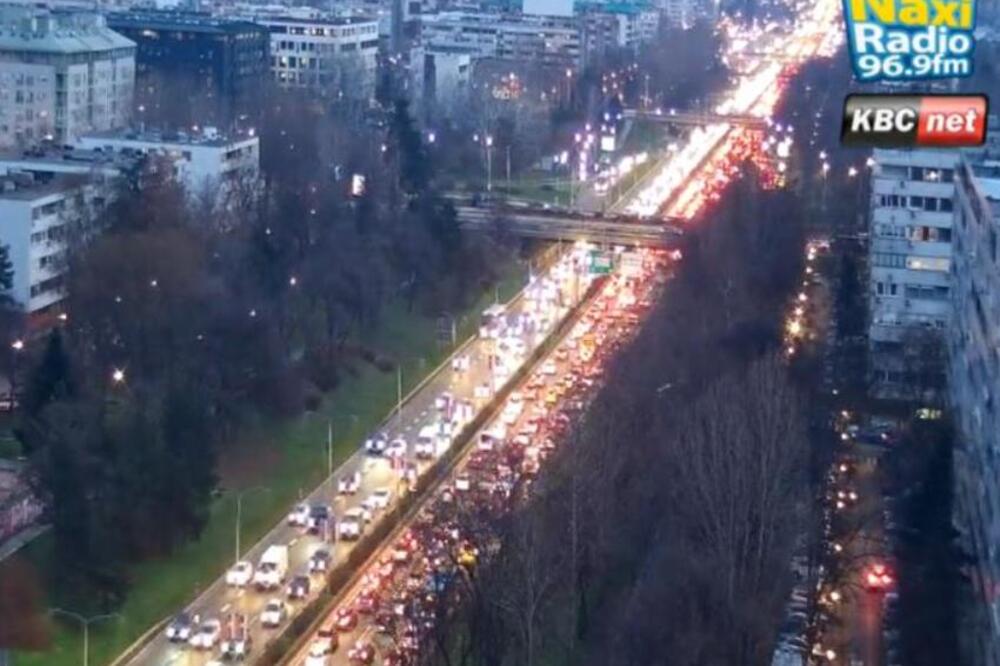 Nepregledne kolone, vozila stoje u mestu! Ovog petka je popodnevni špic poranio, ovde je najkritičnije!
