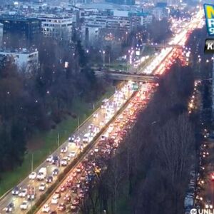 Nepregledne kolone, vozila stoje u mestu! Ovog petka je popodnevni špic poranio, ovde je najkritičnije!